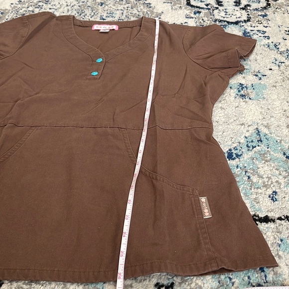💰3 items for $25 🏷 Koi by Kathy Peterson Justine Brown Scrub Top sz Medium - Picture 10 of 10
